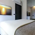 Azulis 5 Pisano - 1br With Terrace, Lift & Parking, Aldo Moro アパート オルビア